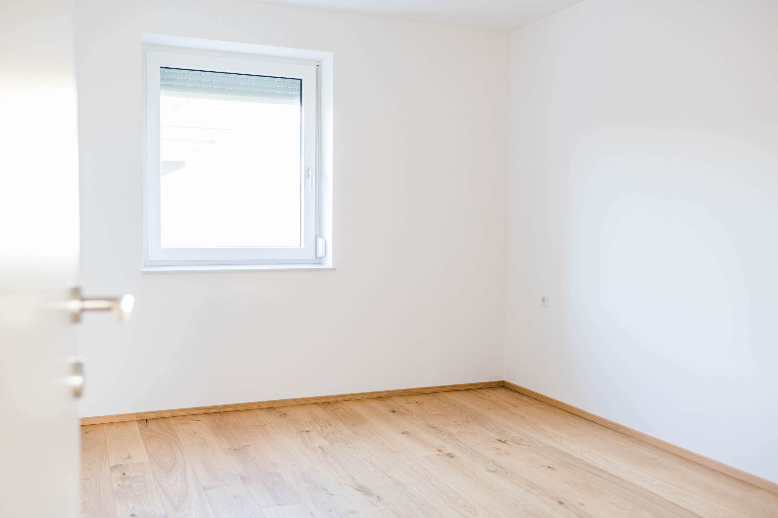 Leerer Raum mit geöffneter Tür in der Immobilie in Mühldorf