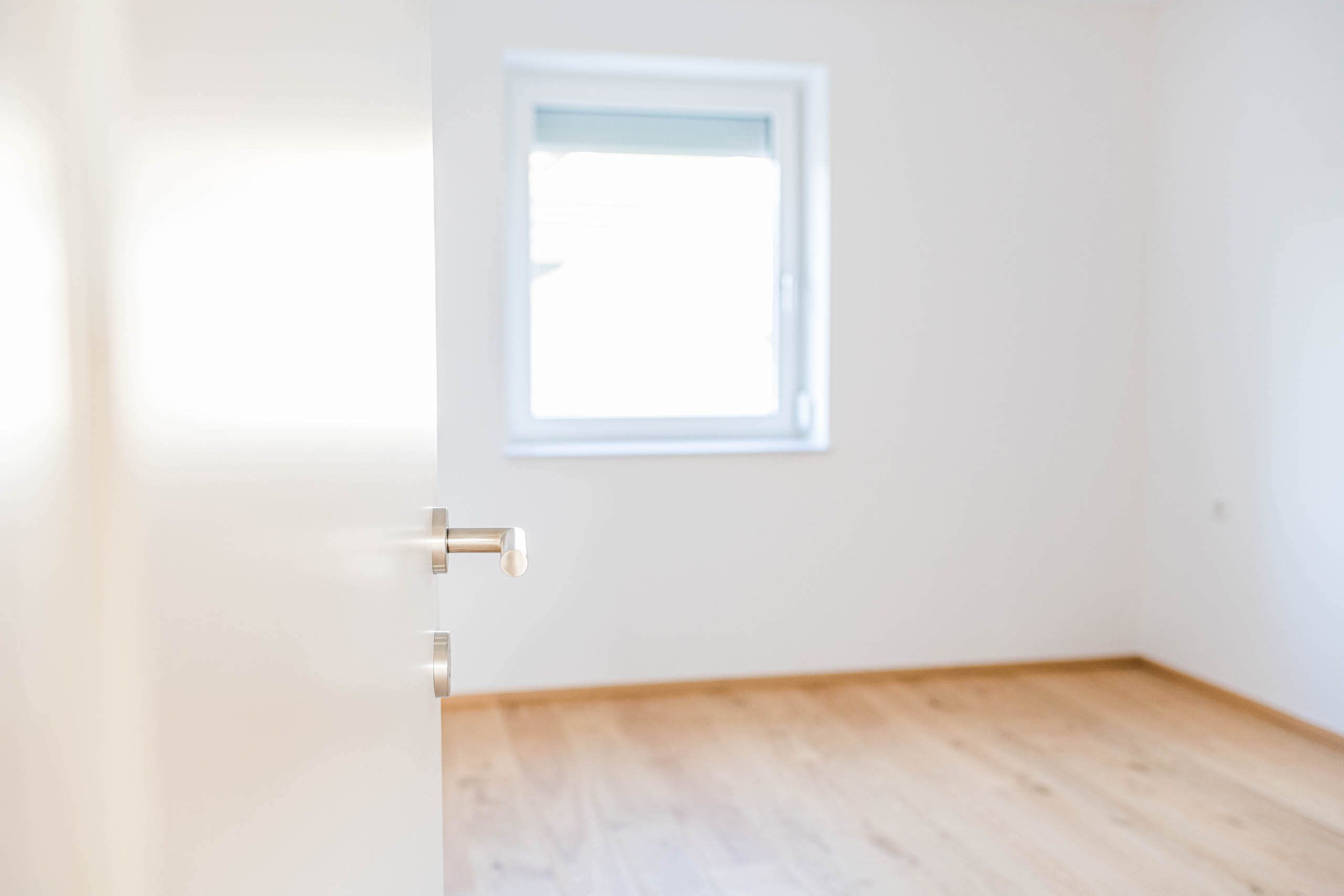Leerer Raum bei geöffneter Tür in der Immobilie in Mühldorf